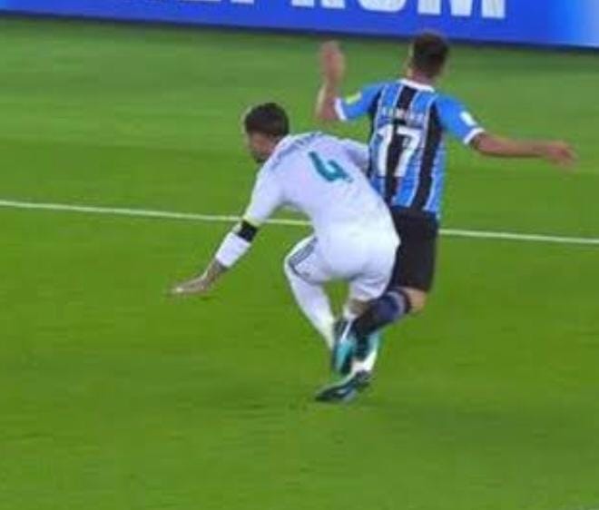 essediafoilouco's tweet image. Esse dia também foi pênalti.