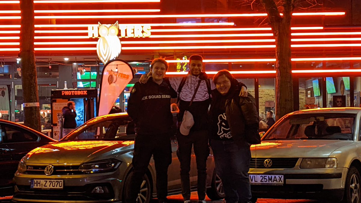 Mit <a href="/real_faillord/">Faillord</a> &amp; @RoyaL_Ryuu Reeperbahn unsicher gemacht und uns von Hooters Girls füttern gelassen!