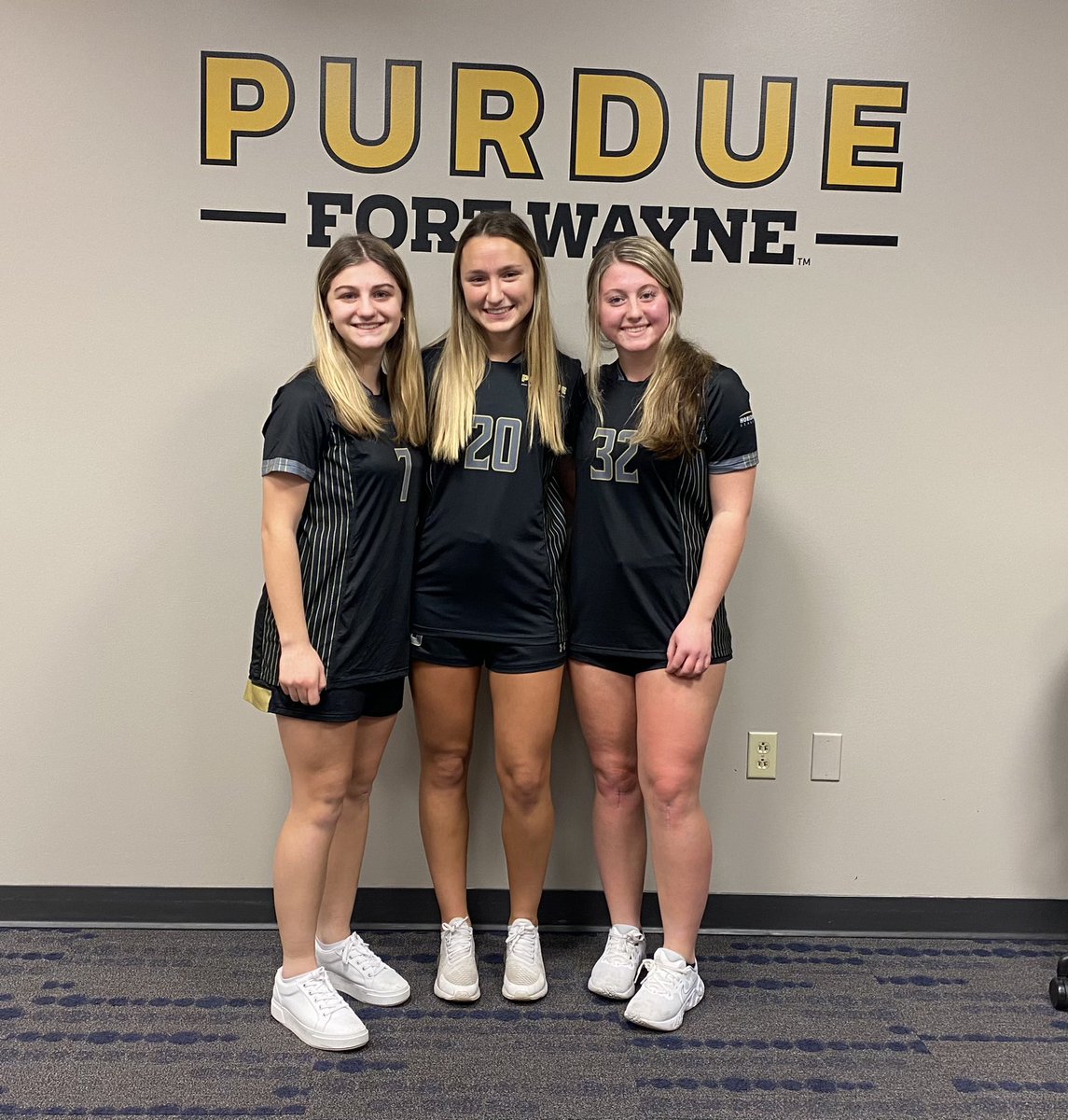MastodonWSoccer's tweet photo. So excited to have our three incoming players on campus for their official visits this weekend! Can’t wait for Lauren K., @chloemariotti and @LBrucchieri to be with us this fall!!! #futuredons #CommitToDon https://t.co/c82vyBC5lk