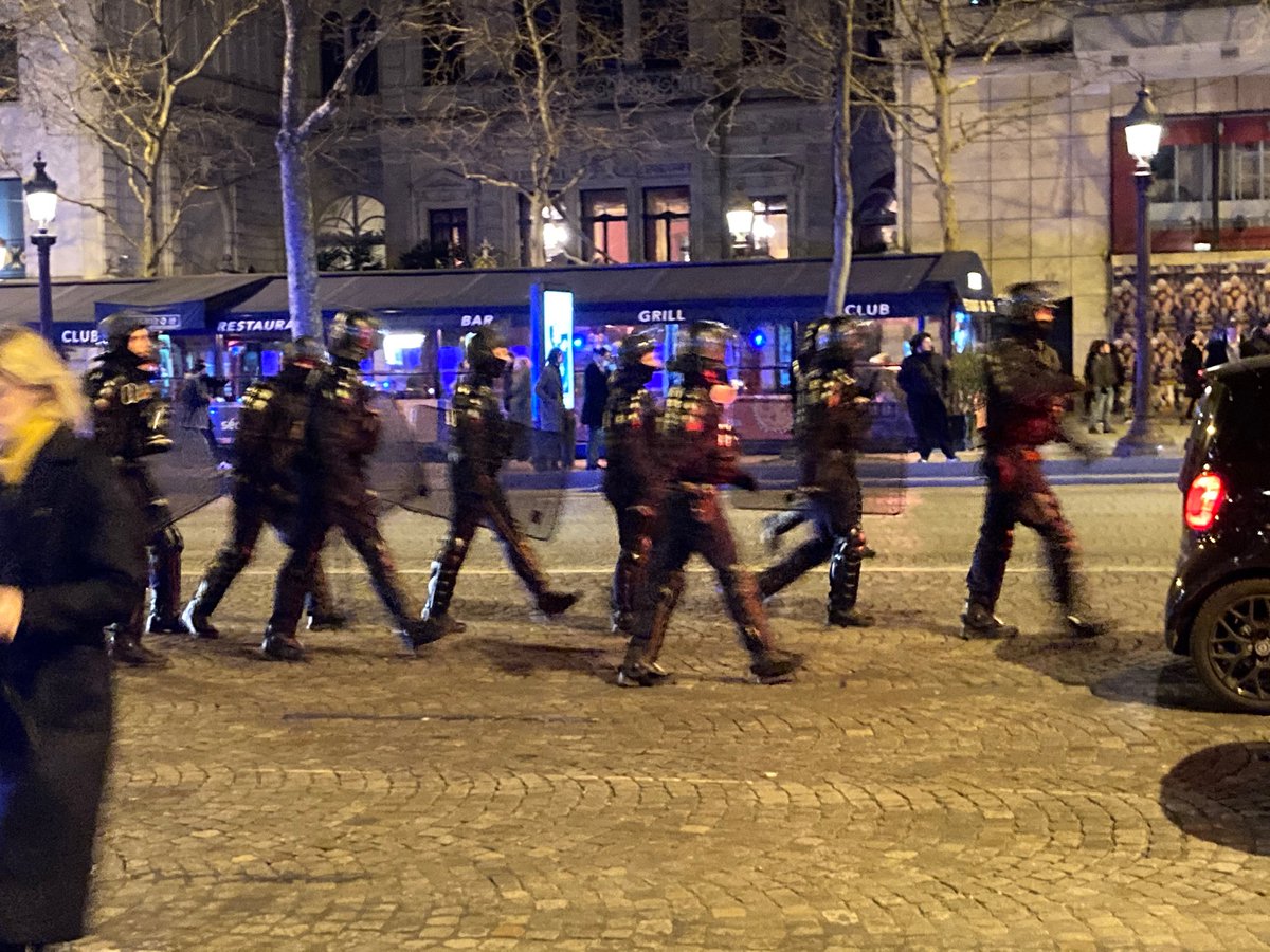 CaravaneJ's tweet photo. Charge de Crs sur les Champs #convoisdelaliberte https://t.co/c0O0lWnLNz