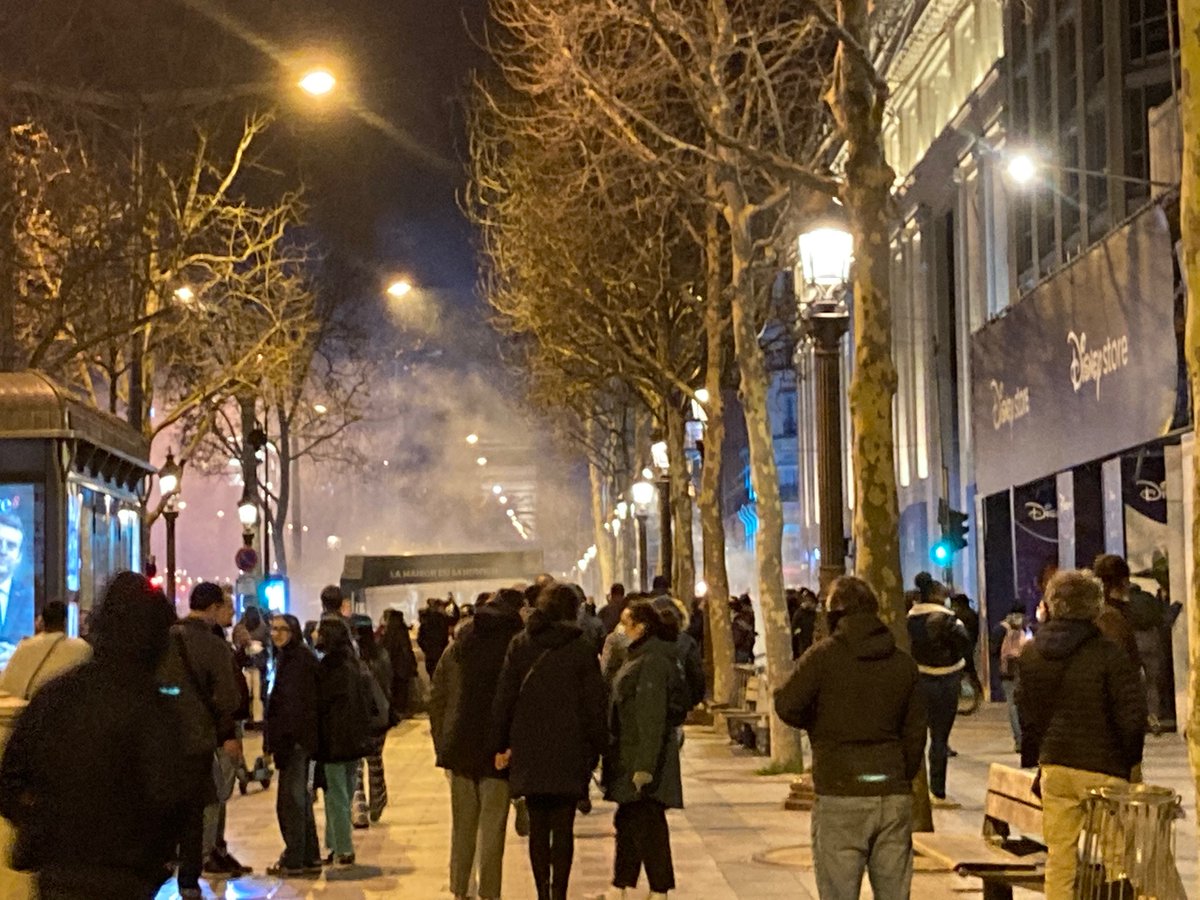 CaravaneJ's tweet photo. #convoisdelaliberte gazage infructueux sur les Champs https://t.co/fQDOp8nN4A