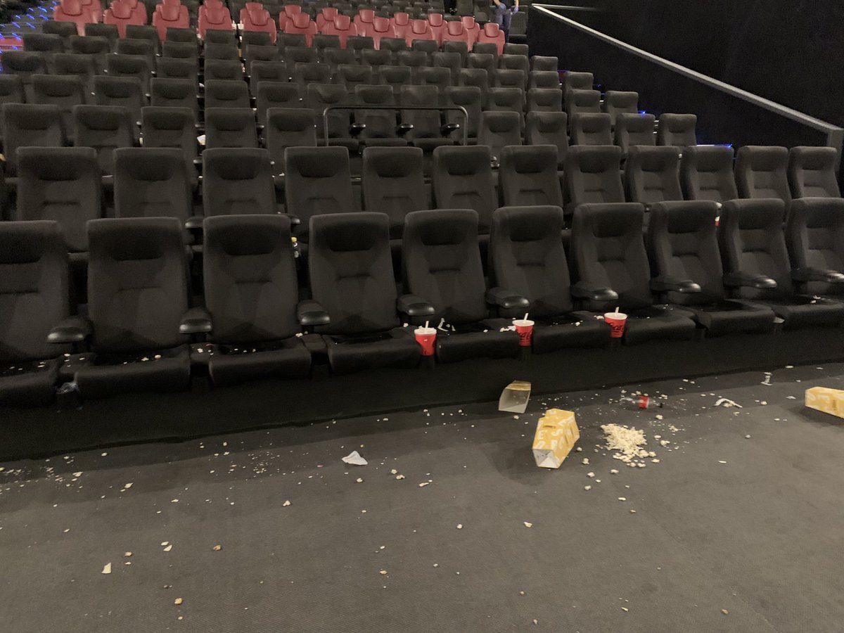 angeljr1's tweet photo. Lo mucho que amo el cine y el asco que me da la gente. https://t.co/FQ7yrHosua