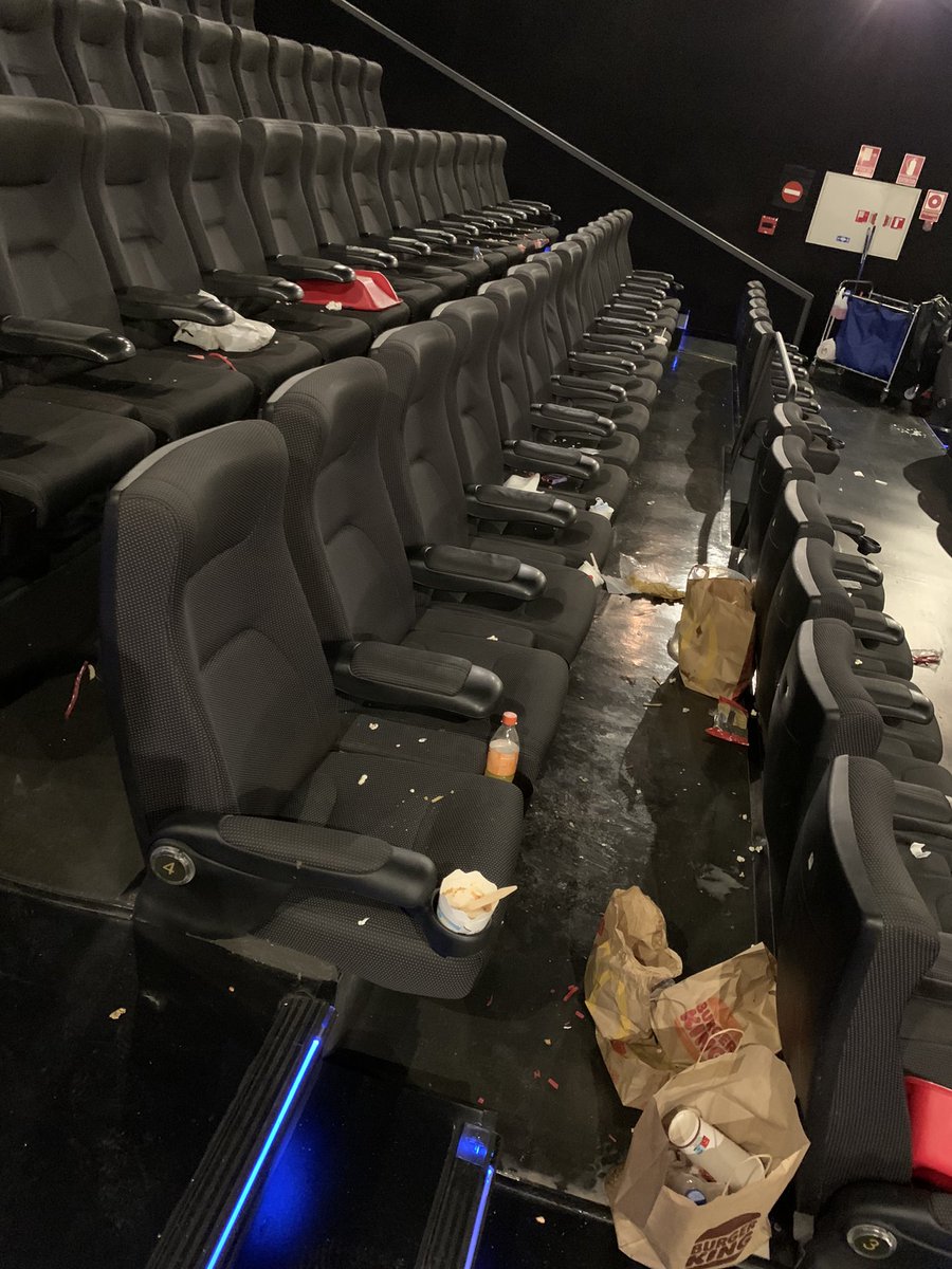angeljr1's tweet photo. Lo mucho que amo el cine y el asco que me da la gente. https://t.co/FQ7yrHosua