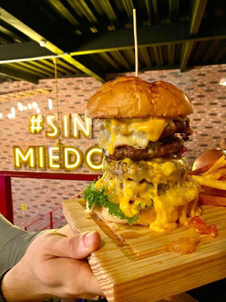 tragonautamx's tweet photo. Les informo que me comí las tres en diferente día por supuesto. Solo quiero que me digan, si es que las han probado ¿cuál prefieren? ¿#ButterBurguers #Estacion19 o #Rocketto? https://t.co/uX2D5tstDh