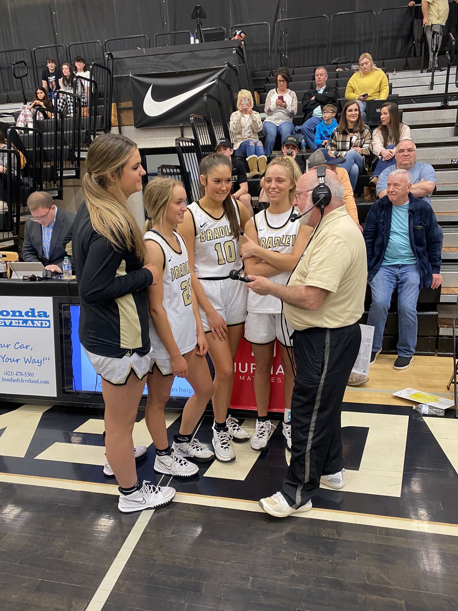 <a href="/SylerFalcon/">Syler Falcon</a> <a href="/katelinledford_/">katelin ledford</a> <a href="/karseeweber/">Karsee</a> <a href="/ashlan_noelle23/">ashlan</a> with <a href="/OwnbeyGary/">Gary Ownbey</a> on The Buzz radio on Senior Night! Syler 2 points (no turn overs) Katelin 9 points (took 2 charges) Karsee 7 points and AC 6 points and great defense! Bearettes defeat Knox Catholic 50-38! <a href="/reuter_jason/">Jason Reuter</a>