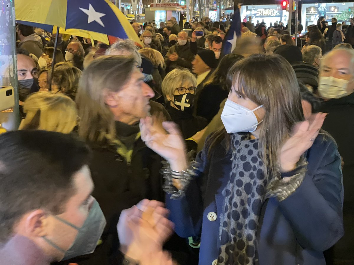 tvreem's tweet photo. Os cuento cómo va la cosa : la @mhp_LauraBorras asiste, se hace la foto y en media hora se pira. En ese momento, el propio Interior de su govern da la orden de repartir candela entre los abuelos.
Ella se queda con la foto; vosotros con los porrazos y las multas. https://t.co/ey1VFDELwt