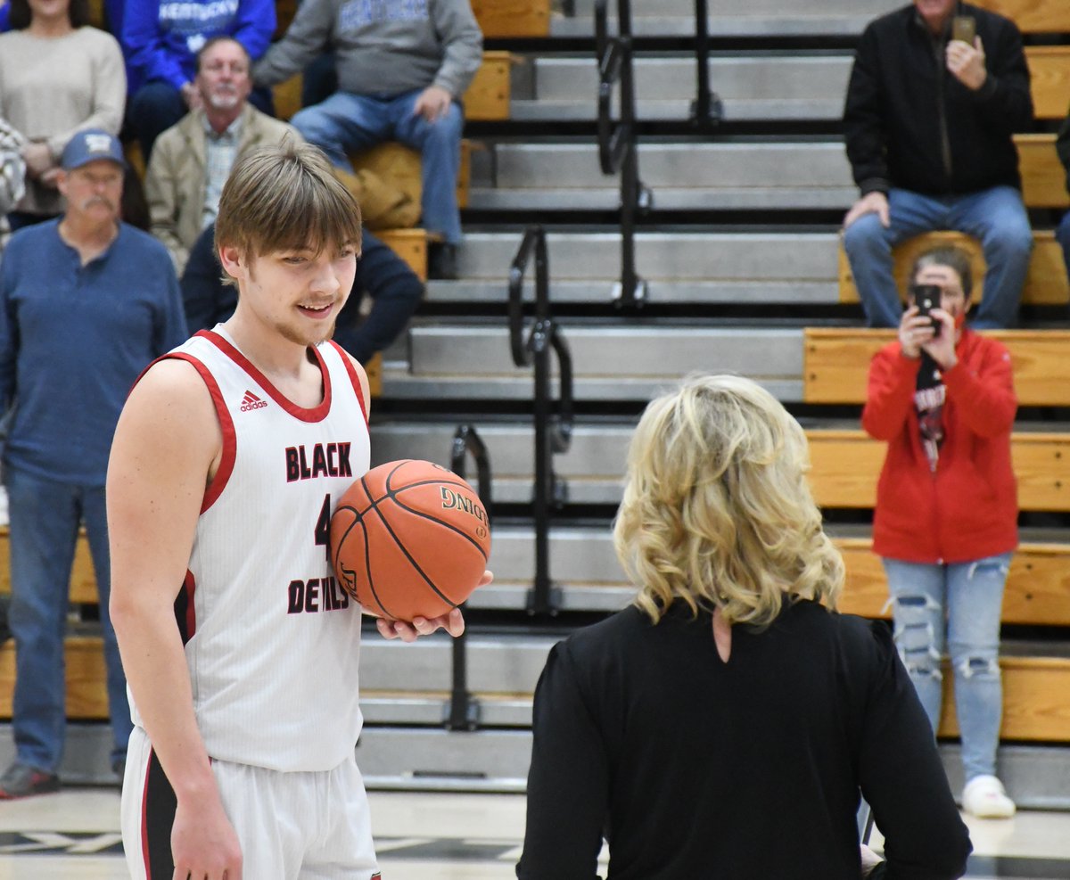 LedgerSports's tweet photo. Mr. 3,000: Becker enters elite territory

"Getting to do it with my teammates, my family and the rest of my community means a lot. This school has done a lot for me, so wanted to stick around and achieve it."

https://t.co/T1obGNEvZX… https://t.co/ony2VbMLxK