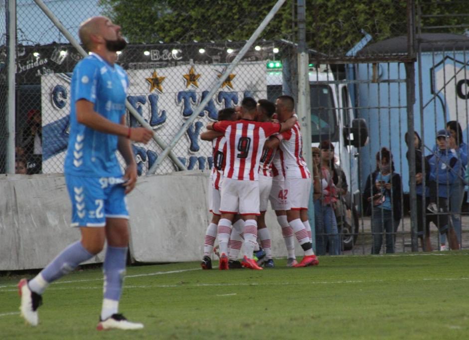 CASMOficial's tweet photo. 🔴⚪️ #PrimeraNacional

¡GANOOO SAN MARTÍN! 🇦🇹

En condición de visitante, el conjunto dirigido por Pablo De Muner venció 2-1 a @TemperleyOK. Lucas Cano y Hernán Lópes anotaron para el Santo, mientras que Pedro Souto descontó para el local.

⚽️ #VamosCiudadela https://t.co/qt3lWlSOJS