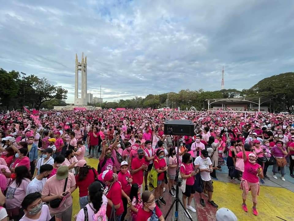 RT @PogeroSaturero: Pink wave... oh no its a pink tsunami wave at QC circle
#PinkSunday 
#10RobredoForPresident https://t.co/MHtANeVSKL
