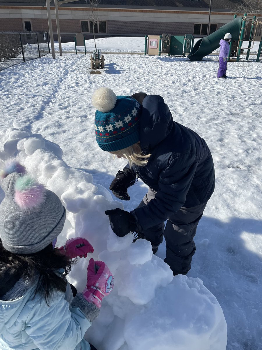 MrsOBrienTME's tweet photo. Recess ➕Snow = “SNOW” MUCH FUN!! ❄️❄️💙 #Kindergarten @TowneMeadow https://t.co/ttNJBgJpEx