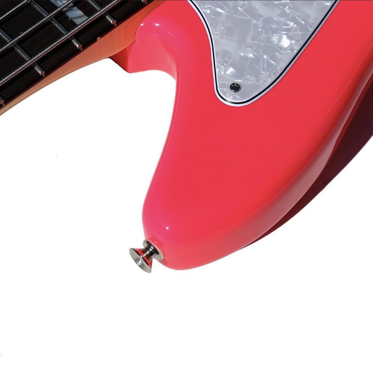 DanV3's tweet photo. Roll on the 15th pre orders for the new @markhoppus @himynameismark @Fender signature bass, got to get me one of these! https://t.co/HJ1xskksee