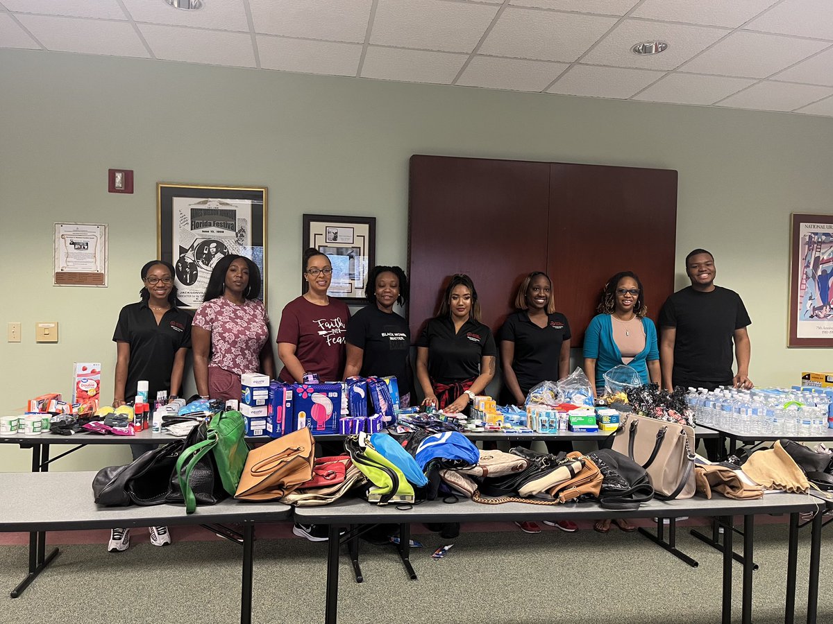 iamnicolehamm's tweet photo. . @jaxulyp packed & distributed 65 love bags to our houseless population this morning. Huge thank you to everyone that donated & came out to help us today β€οΈ #JoinWeek2022 https://t.co/gNq4ncPbiL