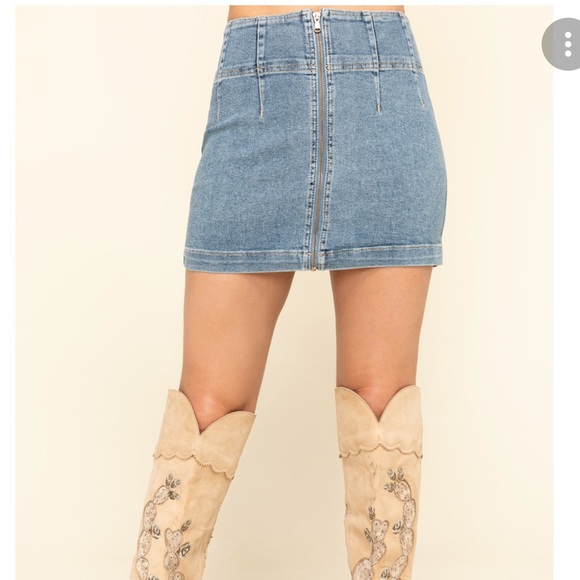 DawnRybloom's tweet photo. So good I had to share! Check out all the items I'm loving on @Poshmarkapp #poshmark #fashion #style #shopmycloset #forever21 #wethefree #ecco: https://t.co/qtddgBkGFb https://t.co/aZybokAKHx