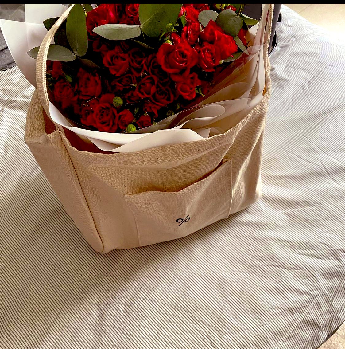 ••

تذكر دائمًا أن الخيارات لا متناهية، وأنك لست محدودًا بفرصةٍ واحدة أو بمستقبلٍ معين، تذكر دائمًا أن في الحياة رحابة وأن الآفاق واسعة، وأن الدنيا أكبر من أن تتمسك بشيءٍ ظنًا منك أنه قد لا يتكرر.