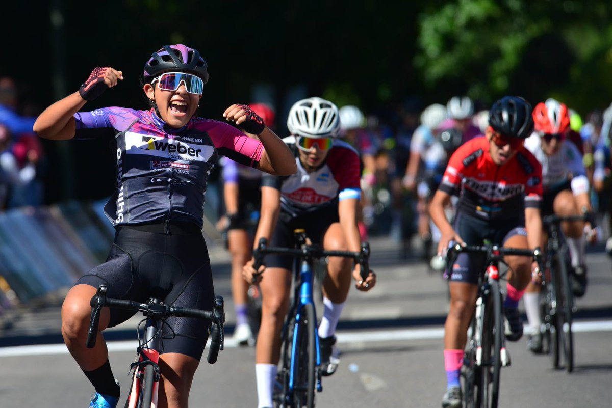 Las #LadiesPower festejaron en la primera etapa de la #VueltaDelPorvenir en Juana Koslay.