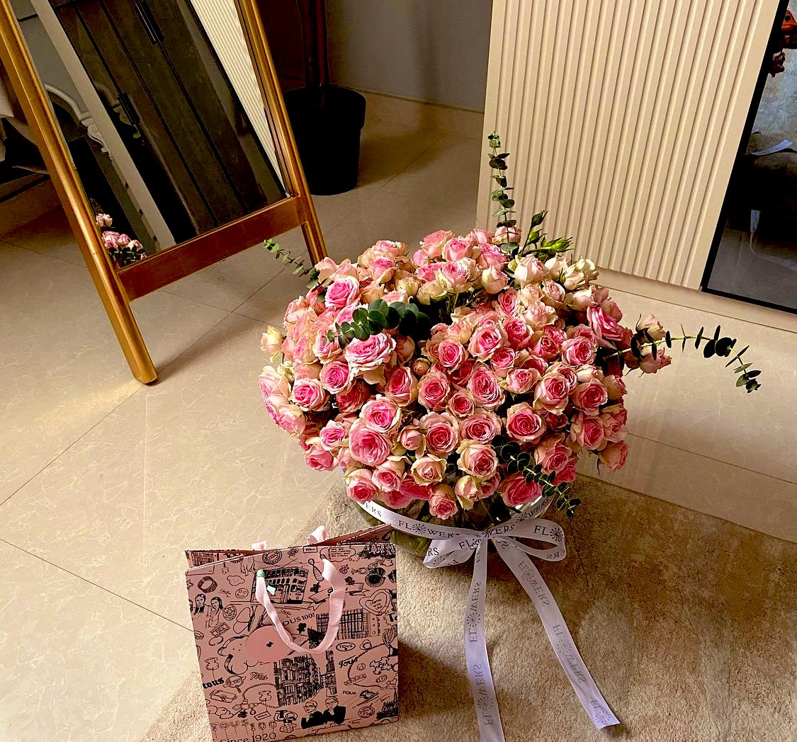 ••

"في البدايةِ ستتمنَّى بِشدَّة وفي النِّهاية ستندَم بحُرقةٍ، وبينهُما ستنطَفئ روحُك وينتهِي شغفُك، فتُصبِح في بدايَاتك مُتوخِّي الحَذر وفي نهاياتِك مُتوقِّع ما سيحدُث، لن تُبهرَك الأشياء مرةً أخرى، ولن يستطيعَ الأشخاصُ المُزيَّفين اللَّعِب على أوتارِ ضعفِك، سَتنضُج!"