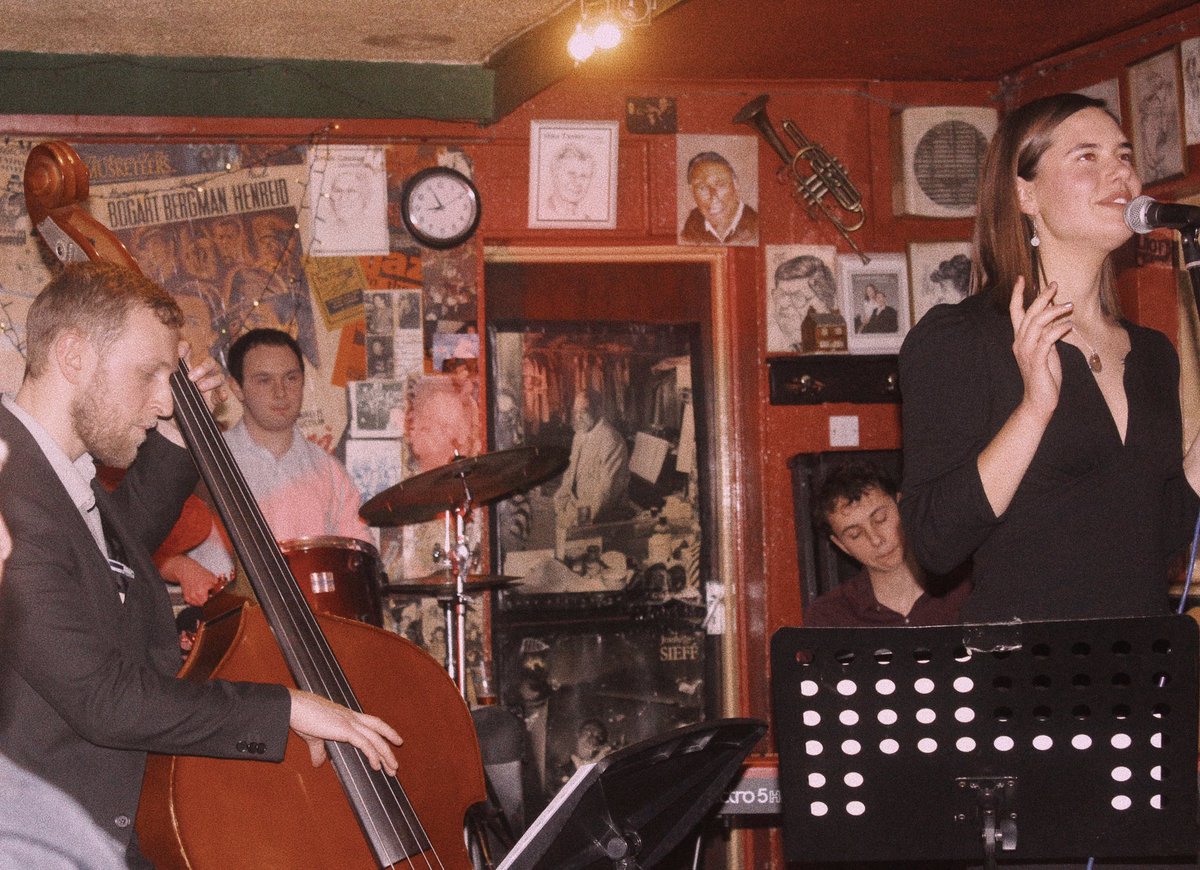 Had so much fun playing 🥁 in the Tilly Clark Quartet at the Trumpet in Bilston last night! Amazing crowd and an amazing night 😎

📸: @karldownton 

#jazz #music #jazzmusic #jazzinuk #jazzinmidlands #gig #singer #drums #drummer #photography