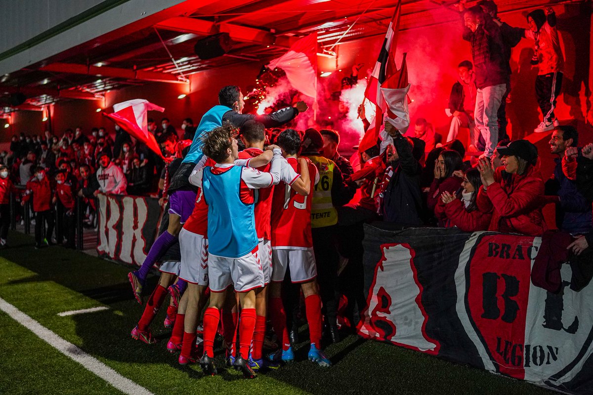scbragaformacao's tweet photo. Menos um no campo, 𝗖𝗢𝗠𝗣𝗘𝗡𝗦𝗔𝗗𝗢 na bancada! ❤️

Obrigada por este apoio inesquecível! Este é o 𝗔𝗗𝗡 𝗦𝗖 𝗕𝗥𝗔𝗚𝗔 ⚪🔴

#VenhamElesQuemVier https://t.co/kPUCCHo21d
