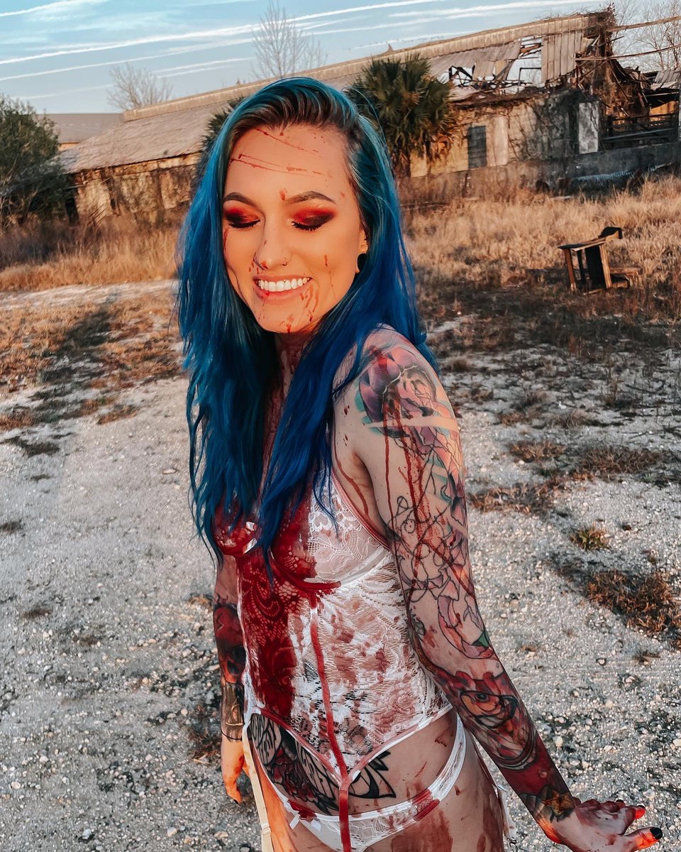 felirich_'s tweet photo. did the coolest v-day photoshoot at an abandoned factory yesterday https://t.co/i3SeYAvDOS