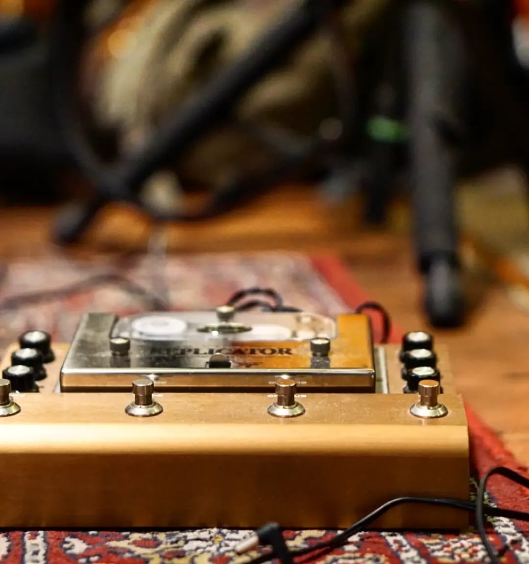 piolet_oficial's tweet photo. 🎸 𝐑 𝐄 𝐏 𝐋 𝐈 𝐂 𝐀 𝐓 𝐎 𝐑 🎸

Diego grabando sus letanías y melodías únicas en Reno! 
Usando... "EL REPLICATOR" un pedal de delay de cinta, que trajo @_gustavoredondo nuestro productor y loco de los pedales, sonidos y movidas varias que consiguen un sonido único 💜
#tulpa https://t.co/6bUD18YObx