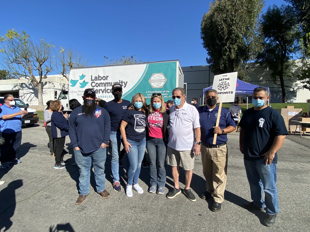 LizShuler's tweet photo. Spent today on the picket line with striking @BCTGM Jon Donaire Dessert factory workers. Jon Donaire claims to be “family first.” But is this how you treat family—by hoarding wealth? By refusing to bargain in good faith?

That’s not how WE treat our union family. https://t.co/wsvvZ3Y05N