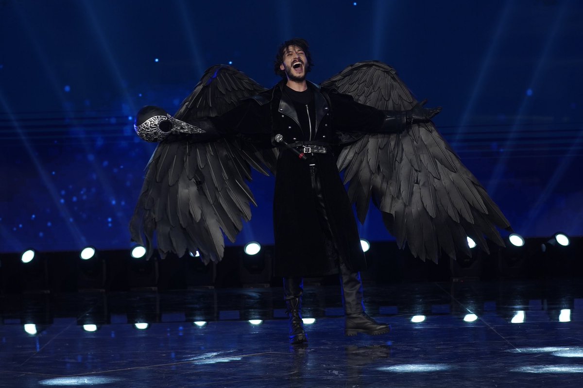 MaskeKimsinSen's tweet photo. #MaskeKimsinSen'in final Bölümünde elenen üçüncü maskemiz Kuzgun oldu! Mükemmel performansı için Kubilay Aka'ya çok teşekkür ederiz. ⚡️ @FOXTurkiye https://t.co/LbVjWJ1lUY