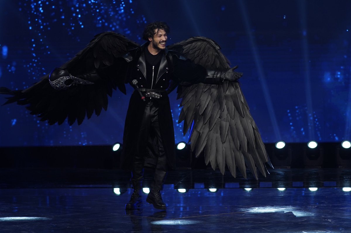 MaskeKimsinSen's tweet photo. #MaskeKimsinSen'in final Bölümünde elenen üçüncü maskemiz Kuzgun oldu! Mükemmel performansı için Kubilay Aka'ya çok teşekkür ederiz. ⚡️ @FOXTurkiye https://t.co/LbVjWJ1lUY