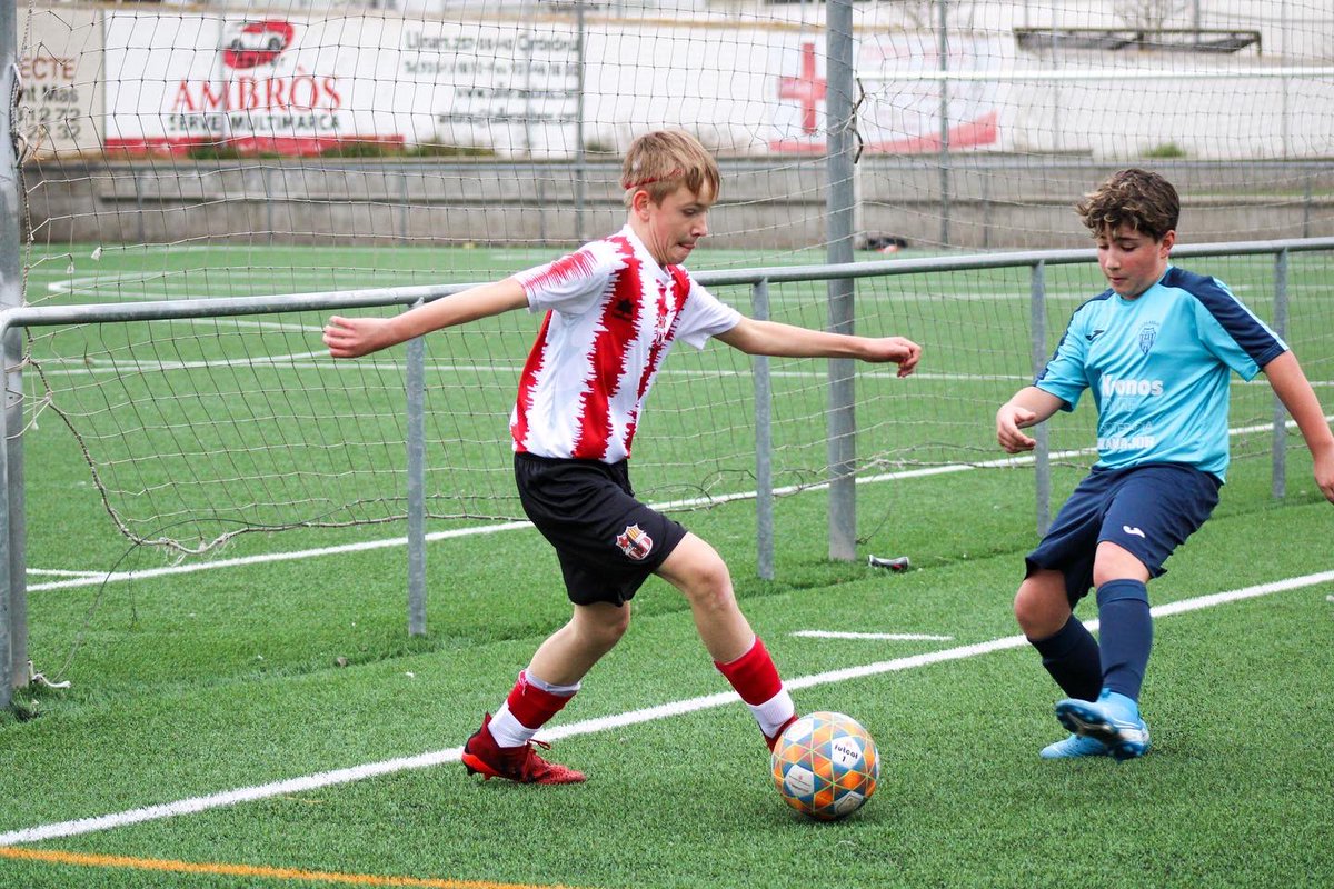 FCCardedeu's tweet photo. Bona victòria de l'equip de la setmana, l'Infantil C, que supera un combatiu Vilamajor CF (4-0). L'equip, ha portat el pes del partit, defensant-se bé de les accions ofensives del rival.

Quina manera d'iniciar la segona volta! Felicitats, equip! 🤩💪🏻🔴⚪ https://t.co/T2qCyMdMZV