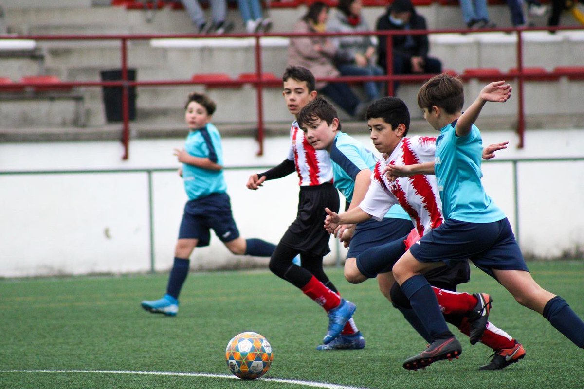FCCardedeu's tweet photo. Bona victòria de l'equip de la setmana, l'Infantil C, que supera un combatiu Vilamajor CF (4-0). L'equip, ha portat el pes del partit, defensant-se bé de les accions ofensives del rival.

Quina manera d'iniciar la segona volta! Felicitats, equip! 🤩💪🏻🔴⚪ https://t.co/T2qCyMdMZV