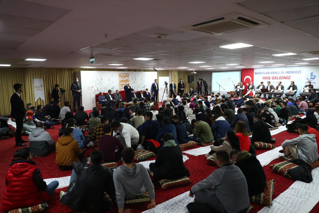 BY's tweet photo. Bağcılar'da kankalarımla birlikte dost meclisimizdeydik.

Sıcak çayımıza eşlik eden samimi sohbet ile gönlümüz ferahladı. Geçmişi hatırlayıp gelecek vizyonumuzu paylaştık.

Bir kez daha gördüm ki bizde bu gençlik olduğu sürece geleceğimiz çok daha parlak olacak.Gurur duyuyorum.😊 https://t.co/IwldXRHCI1