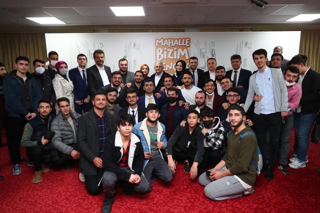 BY's tweet photo. Bağcılar'da kankalarımla birlikte dost meclisimizdeydik.

Sıcak çayımıza eşlik eden samimi sohbet ile gönlümüz ferahladı. Geçmişi hatırlayıp gelecek vizyonumuzu paylaştık.

Bir kez daha gördüm ki bizde bu gençlik olduğu sürece geleceğimiz çok daha parlak olacak.Gurur duyuyorum.😊 https://t.co/IwldXRHCI1