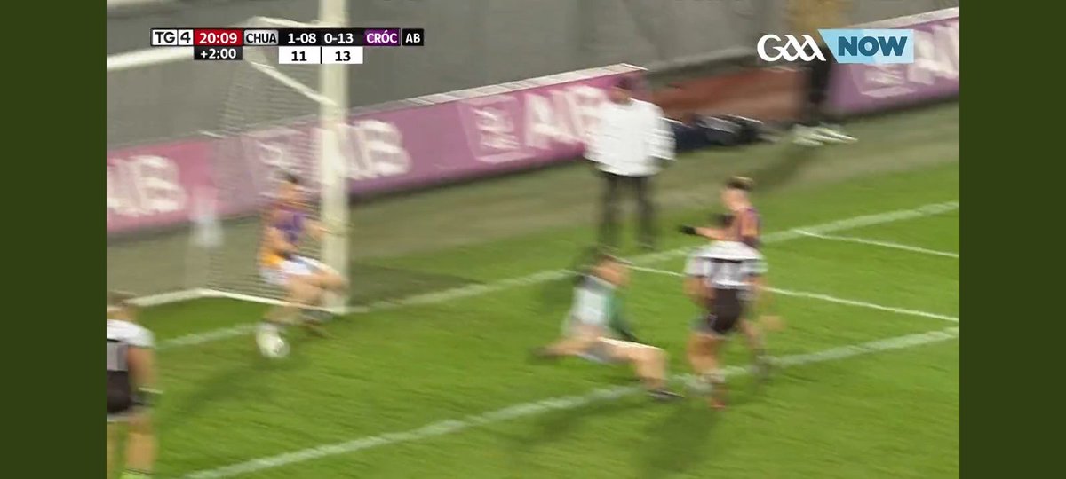 murrihyjames's tweet photo. I don't often tweet but these 2 frames show it was never a square ball. Serious  kudos to both umpire for quick flag raise and @Jerome_J14 for having presence of mind to wait outside the square https://t.co/5tuPnpkg2x