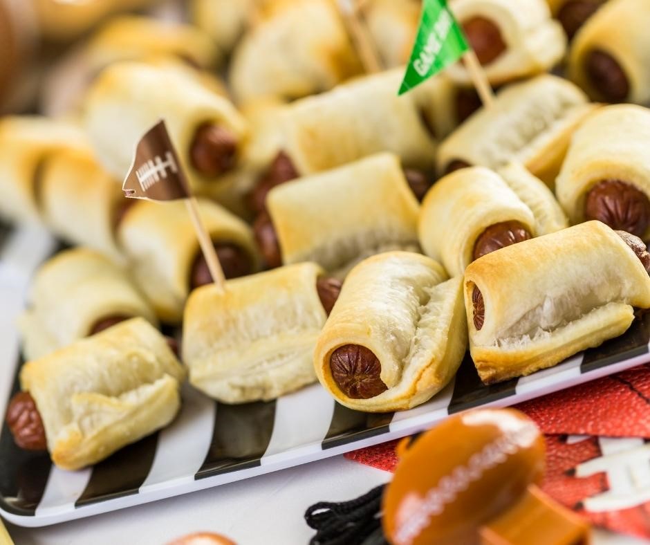 GHT4me's tweet image. Is there anything more football than pigs in a blanket? These little appetizers are addicting! #BigGameRecipes goodhousekeeping.com/food-recipes/a…