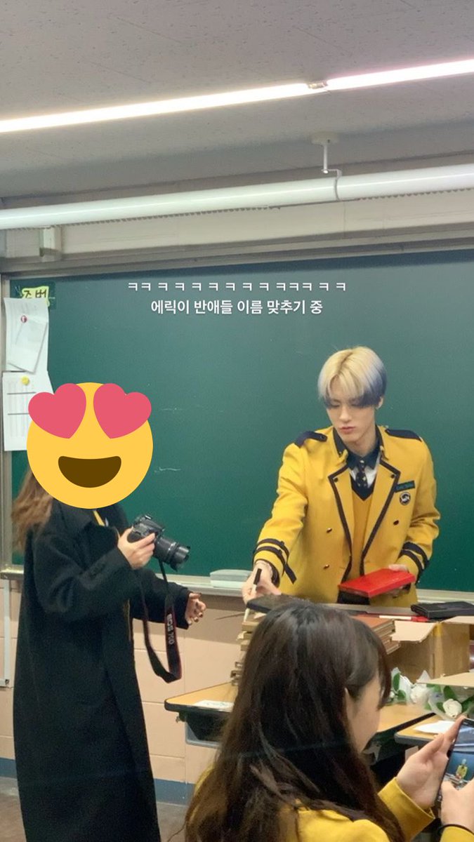 รีล่าถ้าเรื่องจริงคือเสียความรู้สึกเอาเรื่องอยู่นะ ตั้งใจเอามาแจกให้เพื่อนแถมไซน์สดให้ด้วยแต่เพื่อนบอกไม่ต้องการ เออก็เจ็บอยู่นะ เอาแบบคนทั่วไปวันปัจฉิมนั่งทำของที่ระลึกทำมือให้เพื่อนทุกคน พอเวลาผ่านไปมารู้ทีหลังตอนเห็นเพื่อนโพสต์รูปของที่เราทำให้แต่บอกว่าไม่อยากได้อะ เจ็บยุเด้อ