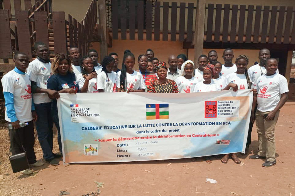 cjcld_check's tweet photo. RCA : Le CJCLD échange avec les étudiants en journalisme sur les notions de la #désinformation
👉🏾Cette causerie – débat s’inscrit dans le cadre du projet « Sauver la démocratie contre la désinformation en Centrafrique », mise en œuvre par  le CJCLD.
@236News @FranceBangui https://t.co/cg9nhjyLHc