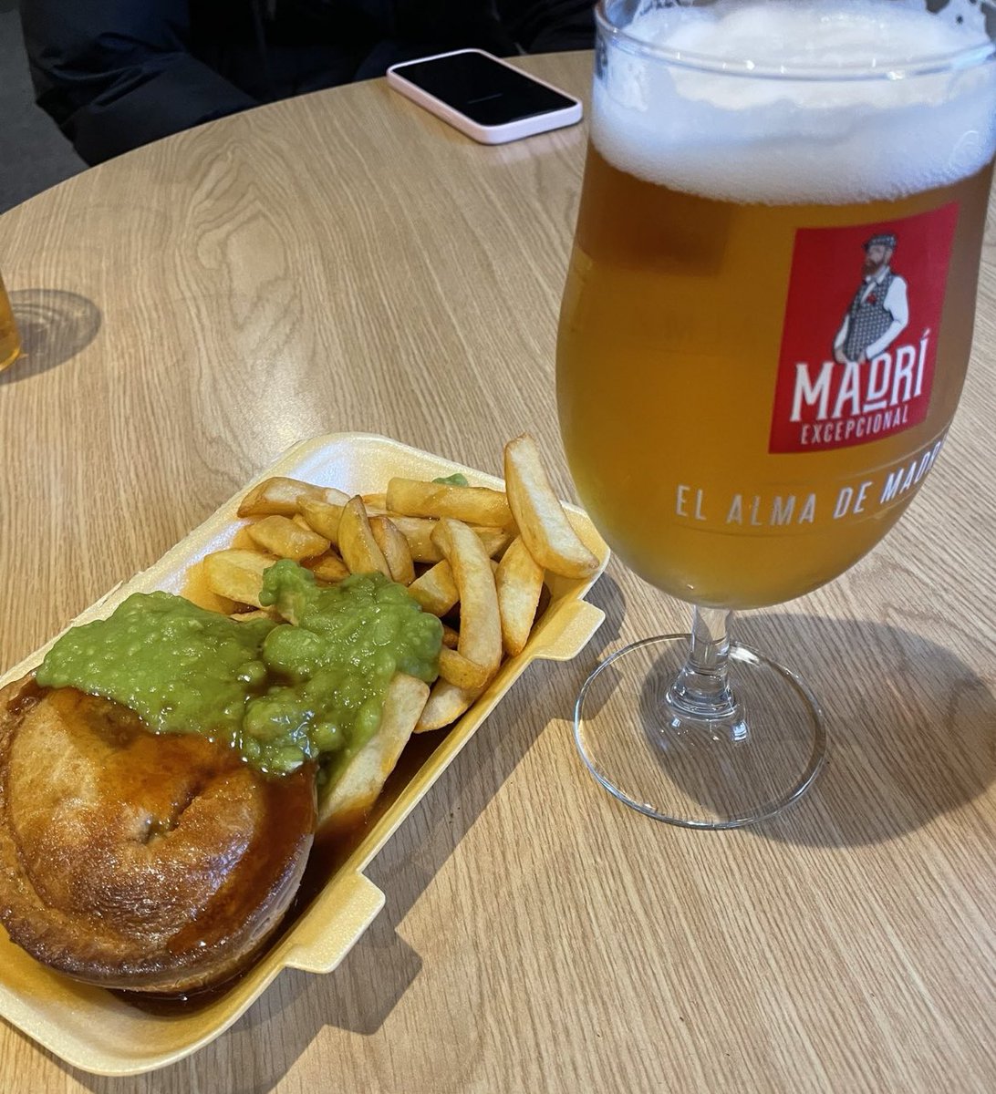 FootyScran's tweet image. Pie, chips, peas and gravy at Congleton FC (@CongletonFC) 

💷 £7.90 with a pint of Madri