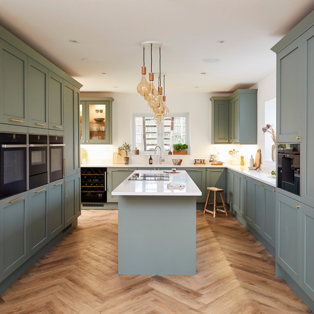 We love watching #TheWheel, especially when our favourite Olympian is in one of the chairs! 🥇 Read all about Greg Rutherford's Howdens kitchen makeover: hwdn.uk/GregsKitchenMa… Kitchen featured: Chilcomb Reed Green