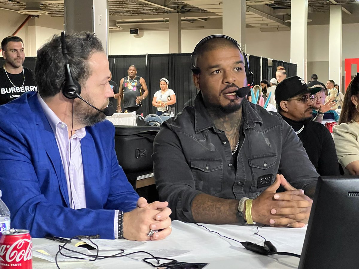 JRodShow's tweet photo. Amazing experience calling @MundoBoxing first US show, Boxing in the 305. Thanks to all for making it happen! #boxing #miami @valerielouredaa @Tyrone_spong @knockouttheshow @PedroDiazBoxing https://t.co/i9xAcEwObi