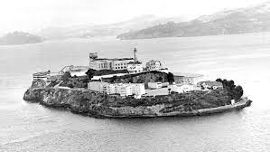 veganibalecter's tweet photo. LA FUGA DE ALCATRAZ
En la bahía de San Francisco, en una pequeña isla a más de dos millas de la costa, se construyó la que fue, durante décadas, la cárcel más segura del mundo: la prisión de Alcatraz, más conocida como La Roca. Rodeada de gélidas aguas, fuertes corrientes y https://t.co/cQzrjYlp4m