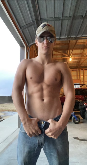 Wanna play in the shop with me 😏 https://t.co/HxAk6mzVDv