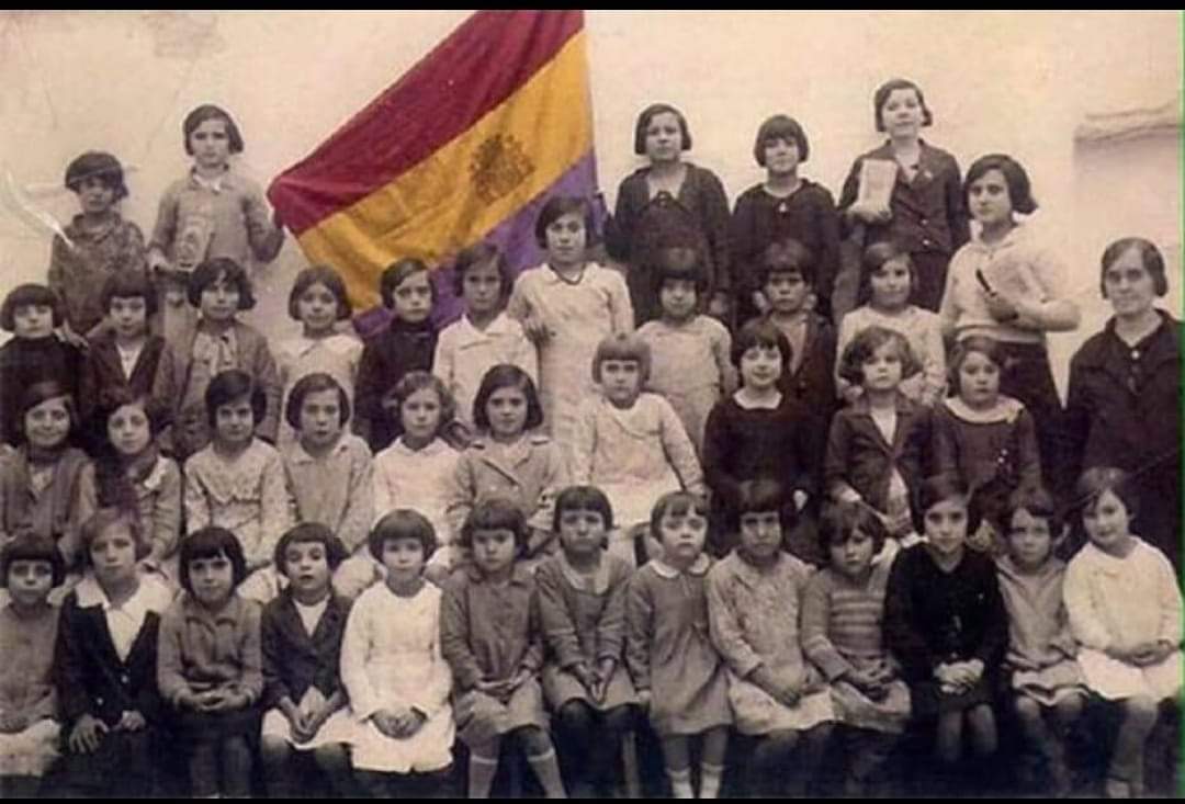 La Segunda República creó 5.522 bibliotecas con más de 600.000 libros. En los primeros 10 meses se construyeron más de 7.000 escuelas. Entre 1931 y 1935 el número de maestros nacionales pasó de 37.500 a 50.500.
#RepublicaEspañola
#IIIRepublicaYa