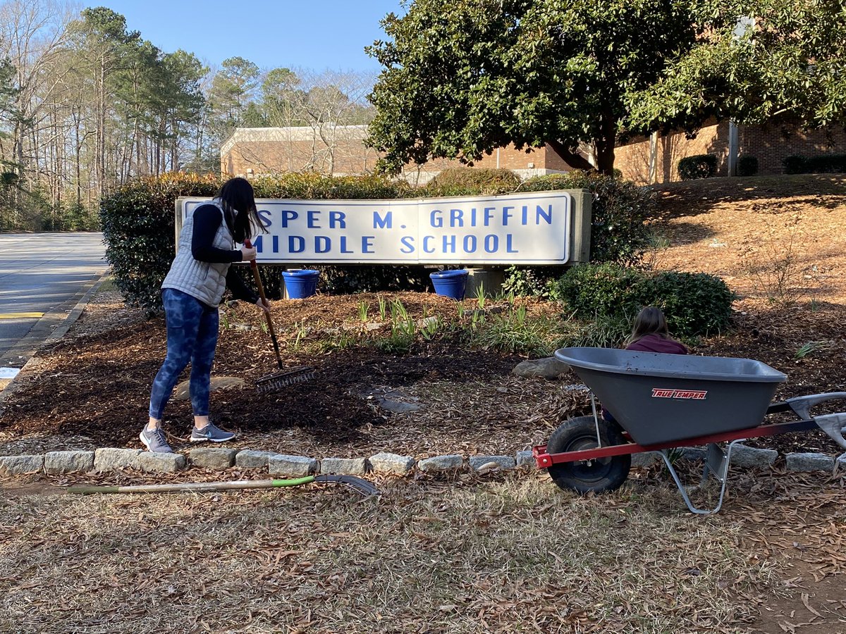 NButler12345's tweet photo. Griffin Middle School campus cleanup. We have a great community. @NButler12345 @LynzeeCourtney @RodLangston @DrLoraleeHill @GMS_Wildcats @DrKaciePhipps @GriffinWildcats https://t.co/2EyH7A86J8