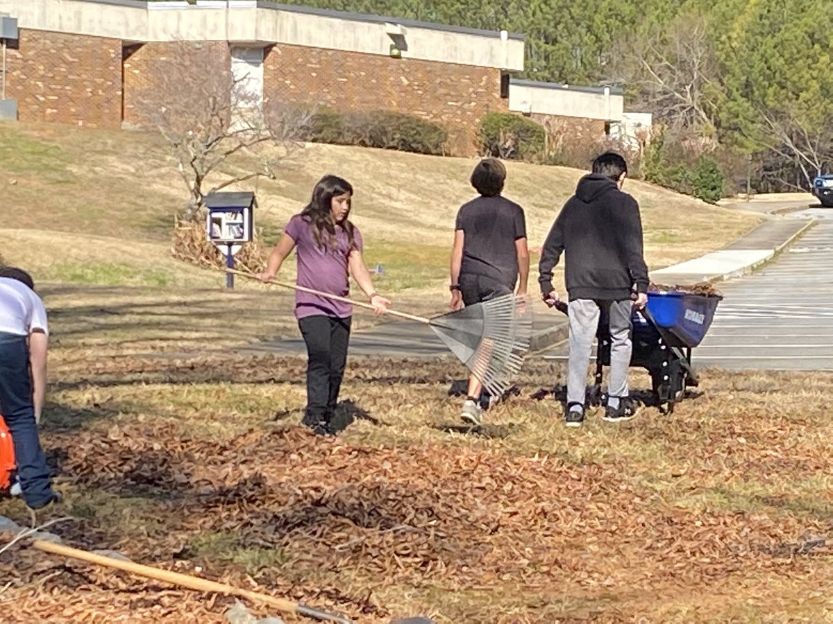 NButler12345's tweet photo. Griffin Middle School campus cleanup. We have a great community. @NButler12345 @LynzeeCourtney @RodLangston @DrLoraleeHill @GMS_Wildcats @DrKaciePhipps @GriffinWildcats https://t.co/2EyH7A86J8