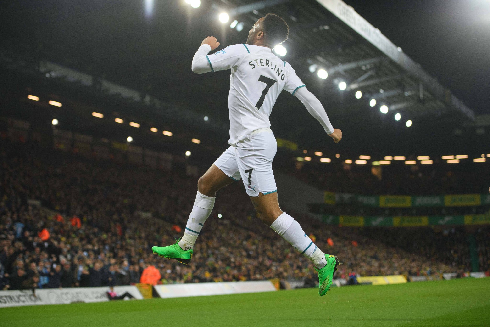 Sterling comemorando um de seus gols diante do Norwich - 