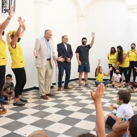 Melimecca's tweet photo. Gracias por recibirnos @tassanoeduardo y @lanari_emilio en el Palacio Municipal en uno de los tantos recorridos culturales  que venimos haciendo con el @PPComiteC esta vez les tocó a los niños de los B° Santa Margarita, Unión y San Antonio Este.🏛👫🙌 https://t.co/O50HmzAx2G