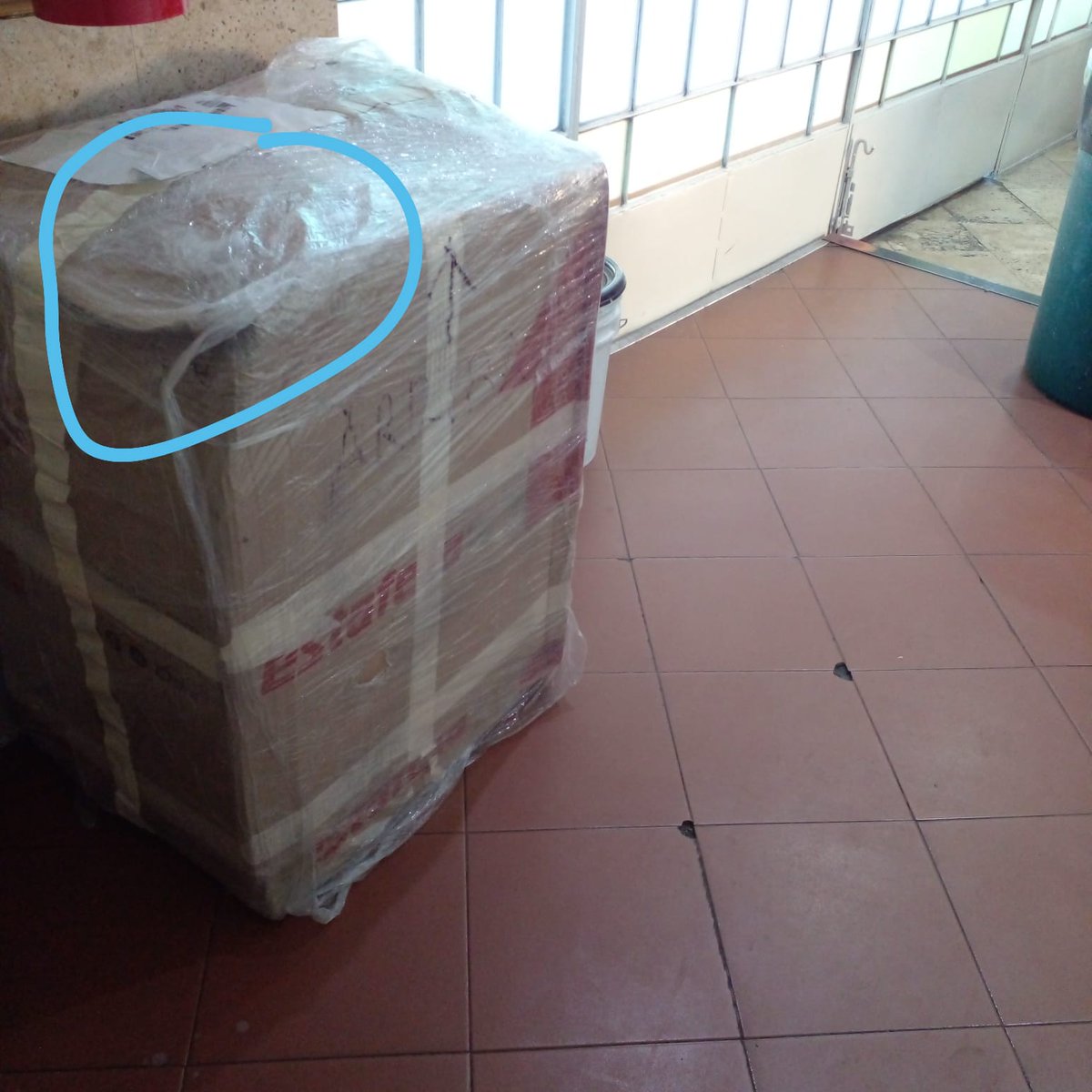 Sirdanielon's tweet photo. Pues les cuento que hice una venta en ML e hice el envío con @estafeta y me golpearon mi máquina y catalogan como "improcedente" mi reclamo, no hagan sus envíos con ellos . https://t.co/ch19bEJE3I