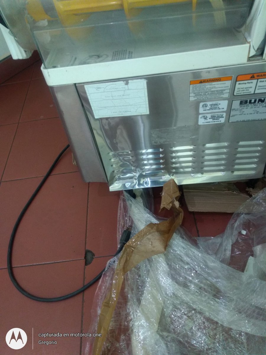 Sirdanielon's tweet photo. Pues les cuento que hice una venta en ML e hice el envío con @estafeta y me golpearon mi máquina y catalogan como "improcedente" mi reclamo, no hagan sus envíos con ellos . https://t.co/ch19bEJE3I