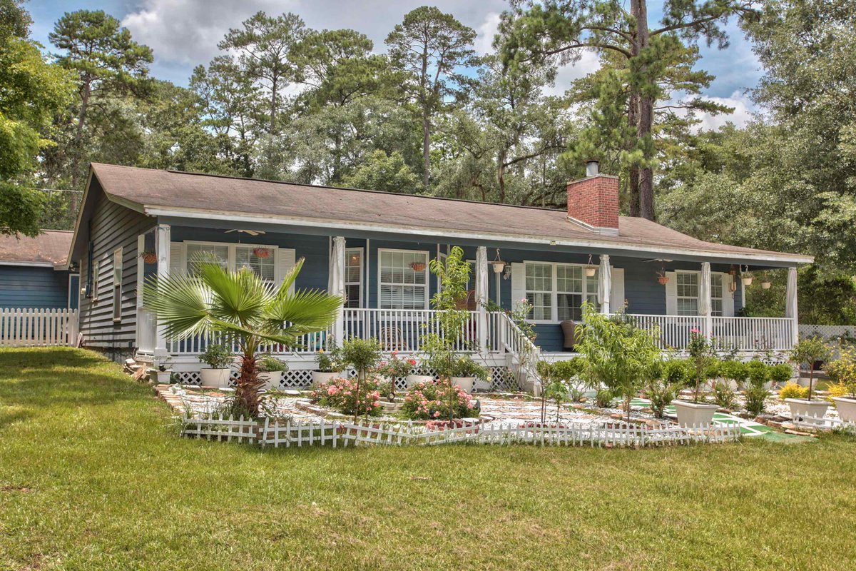 If you've been holding out for the perfect home, look no further. #homesweethome #newhome  cpix.me/l/138256793