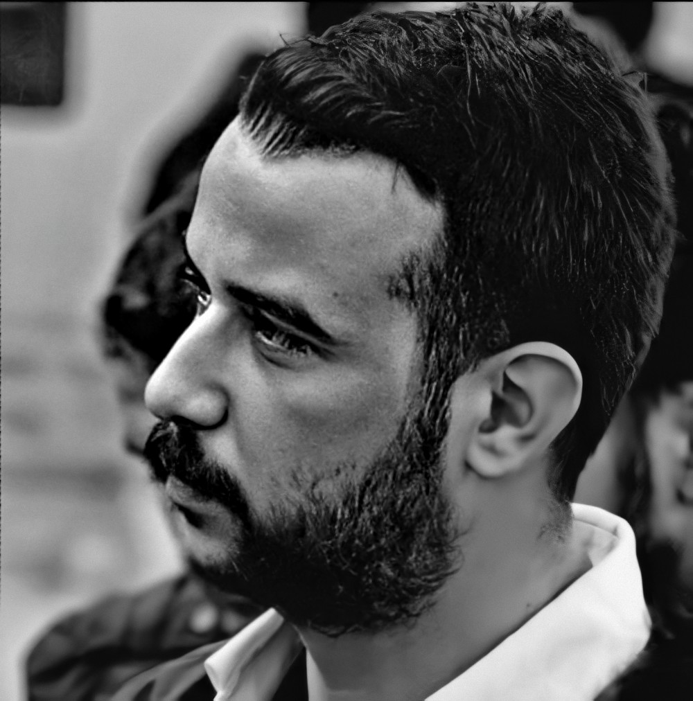 Bir yiğit ardından, 2550. gün.

O çocuklar birer birer gittiler.
Soylu sevda türküleri dudaklarında,
Saçlarında kurt nefesi rüzgârlar,
O çocuklar birer birer gittiler.

Unutma, unutturma.
#FıratYılmazÇakıroğlu