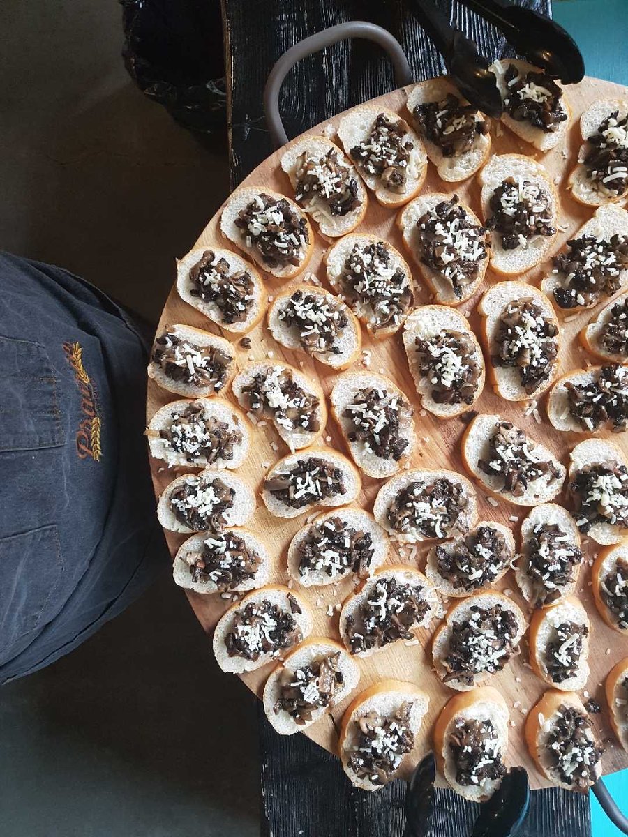 Finger food for hungry fingers 🤤🤏

What are some of the best finger foods you've ever had at an event?
